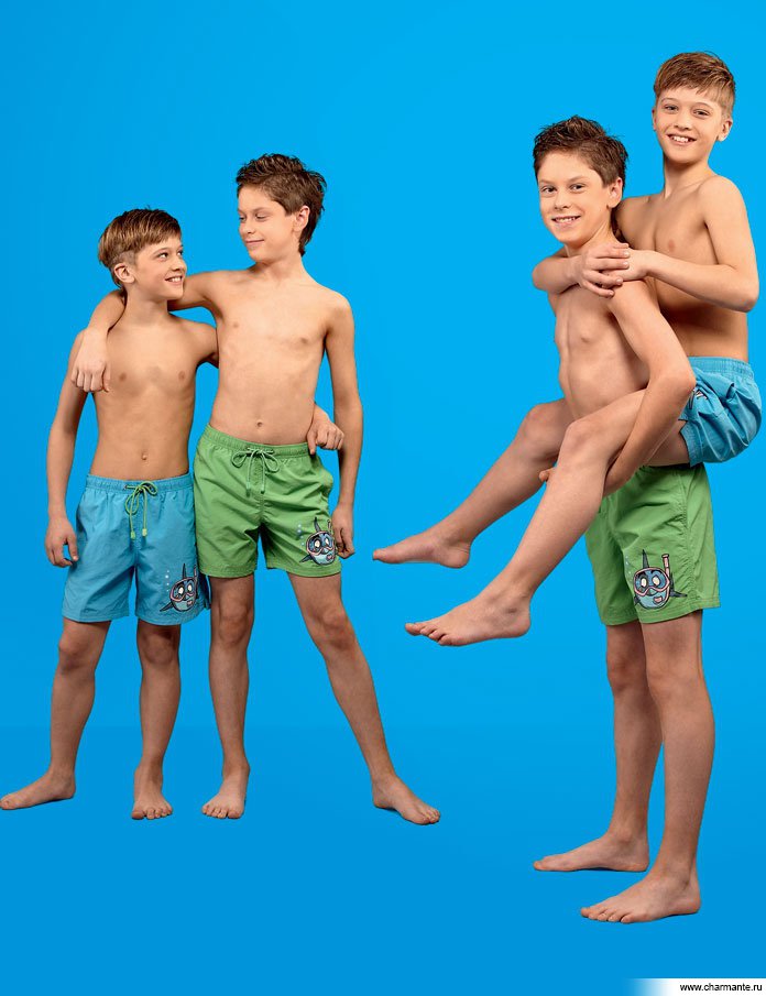 Можно и без мальчика. Пляжная одежда для мальчиков. Пляжные шорты для мальчика. Близнецы мальчишки в шортах. Мальчик без майки.